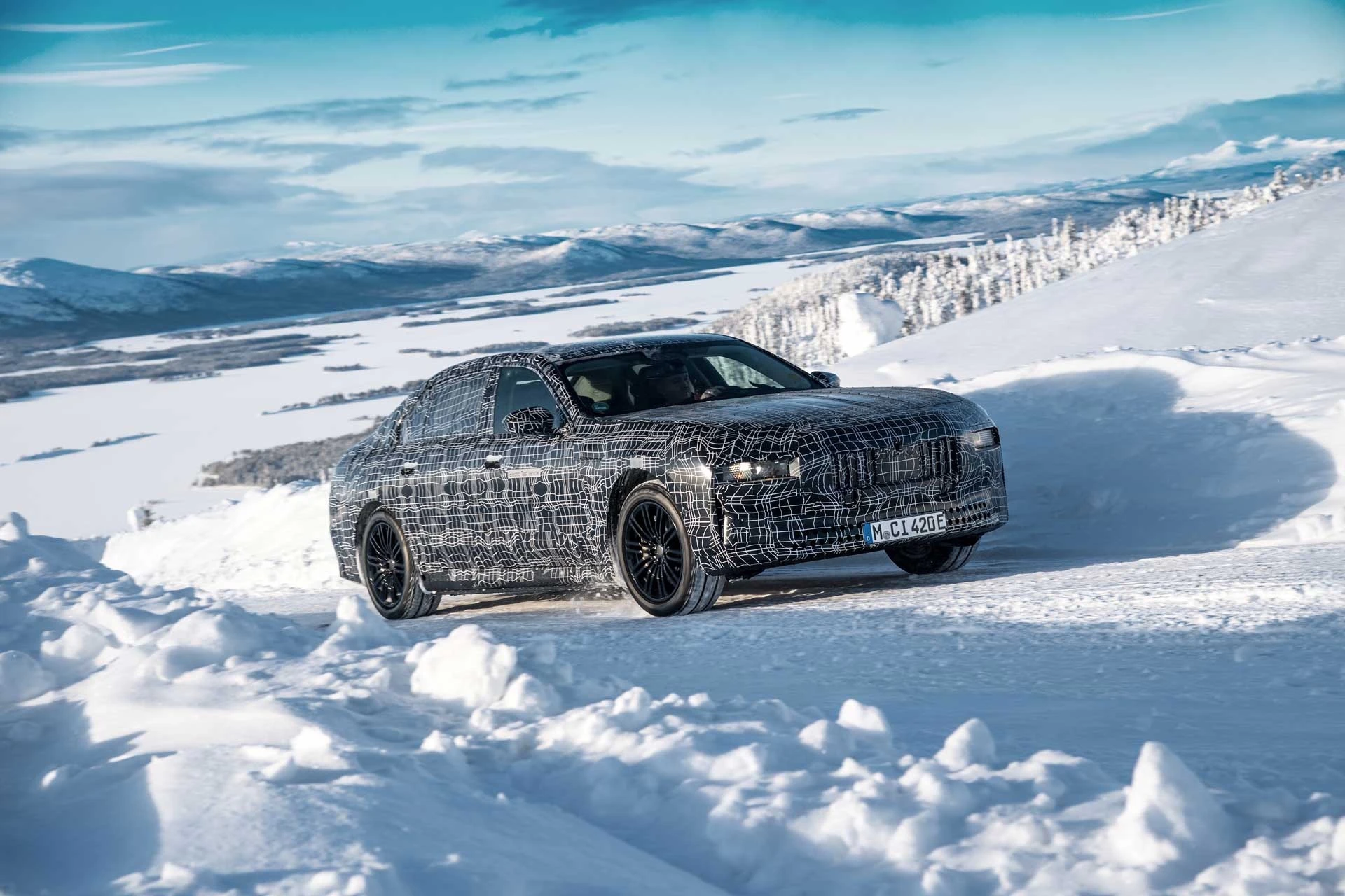BMW i7 – дрифт близ Полярного круга