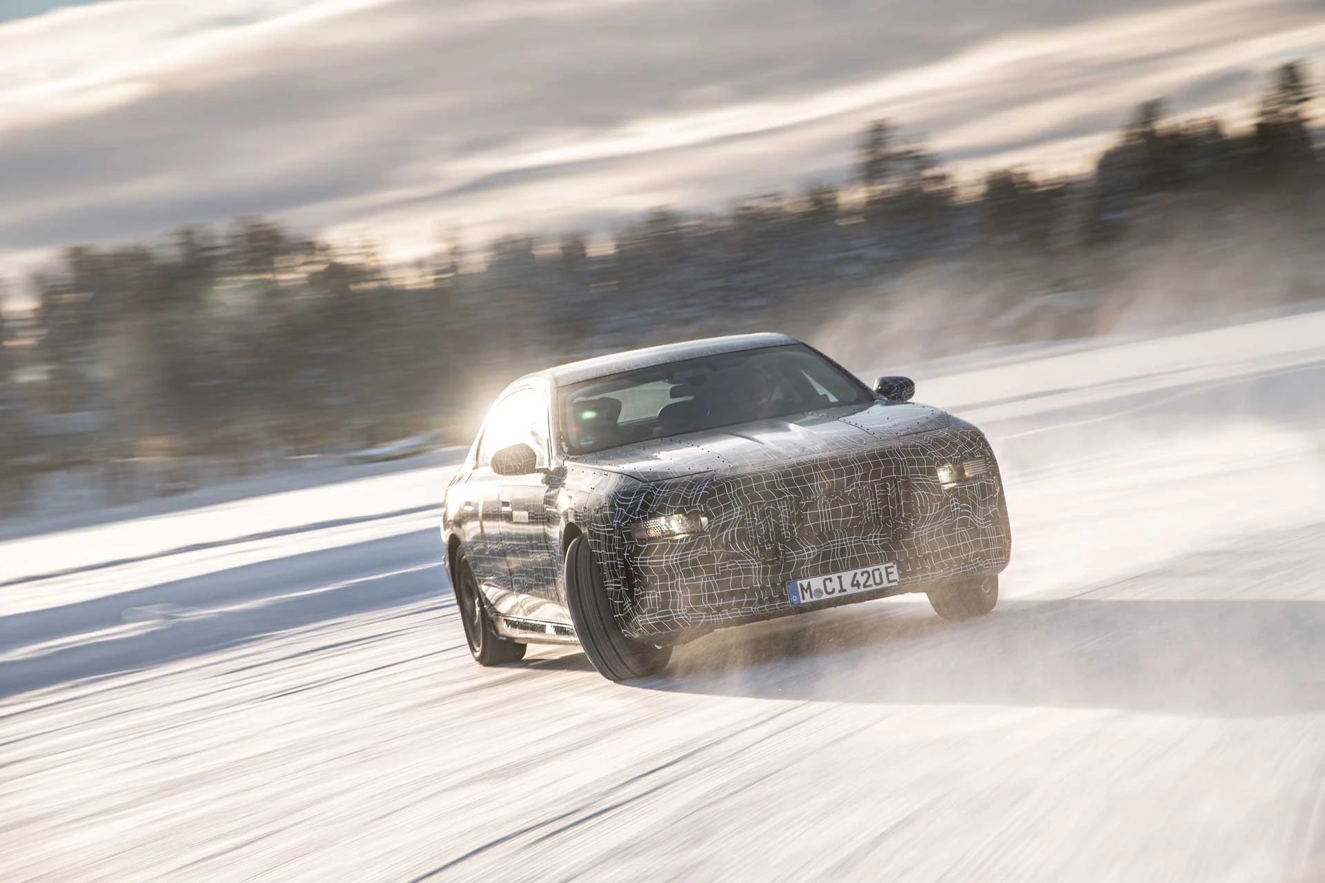 BMW i7 – дрифт близ Полярного круга