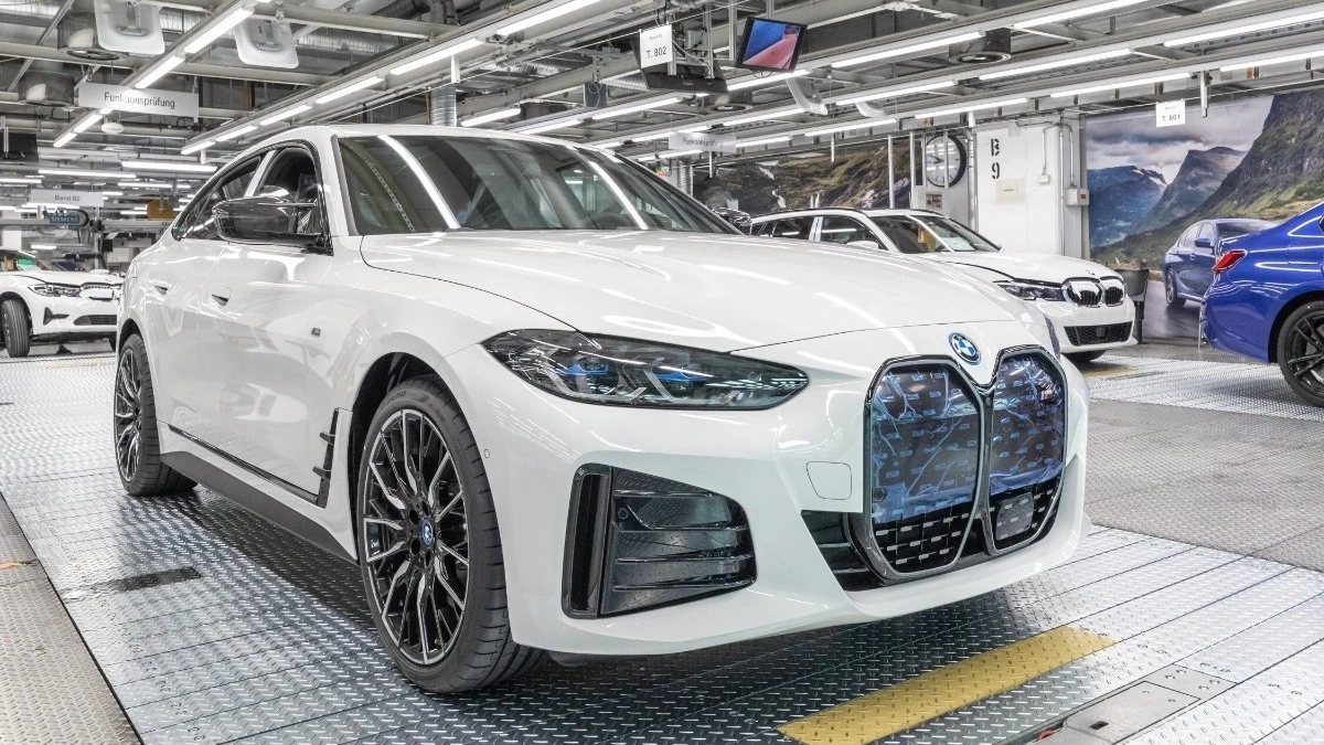 Для тех, кто был занят: старт производства BMW i4 и другие яркие события недели.