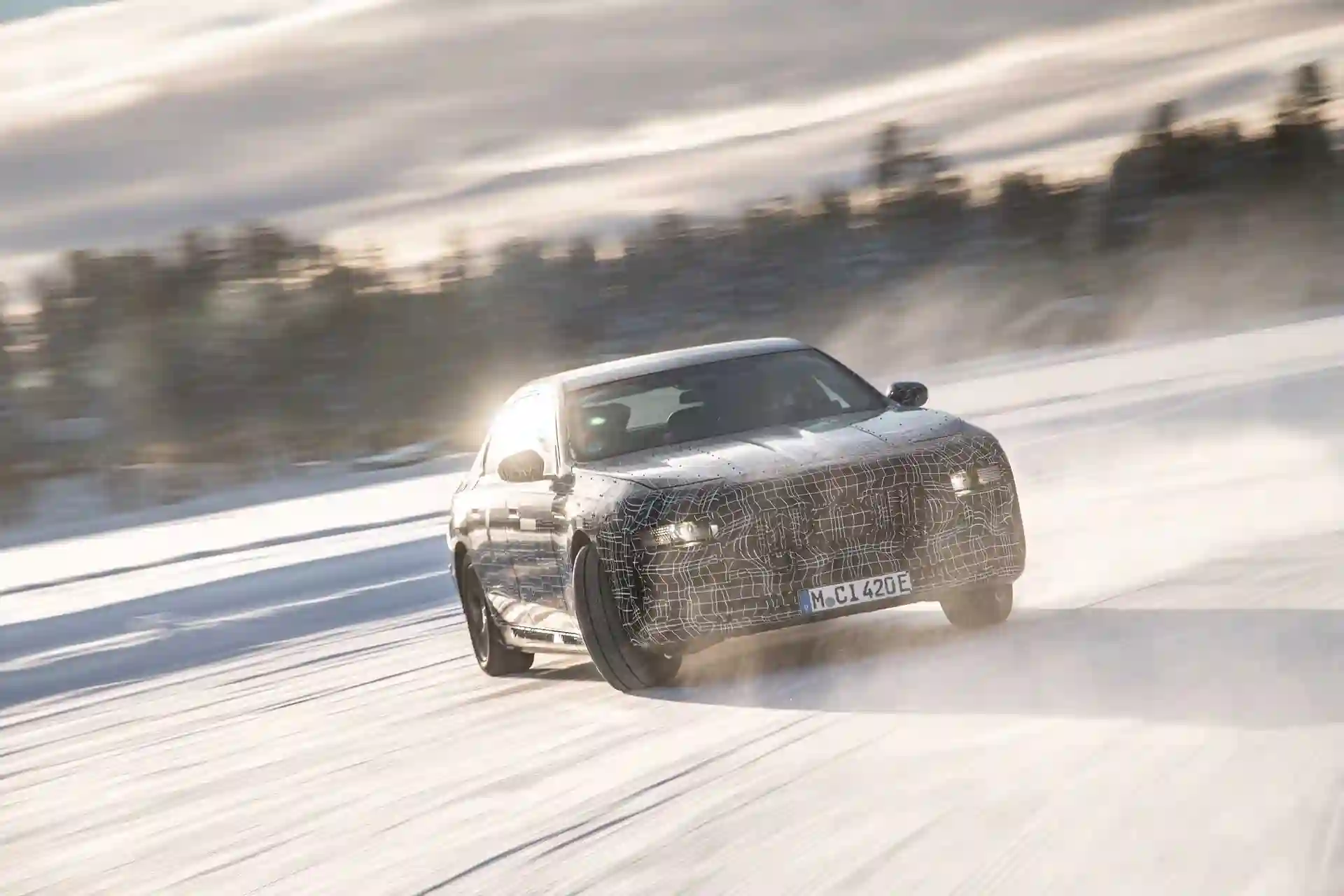 BMW i7 – дрифт близ Полярного круга