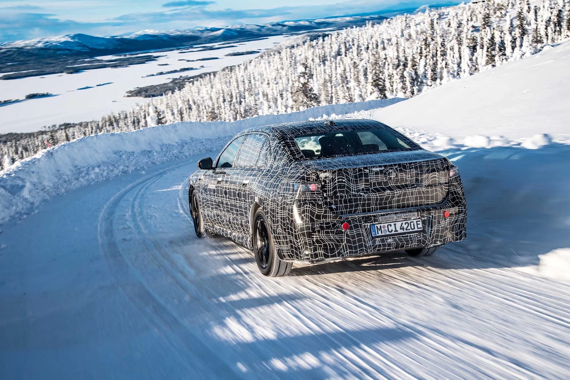 BMW i7 – дрифт близ Полярного круга